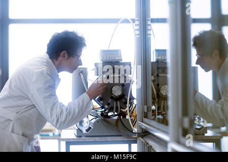 Chemiker Einrichten einer Vakuumpumpe in einem pharmazeutischen Labor. Stockfoto