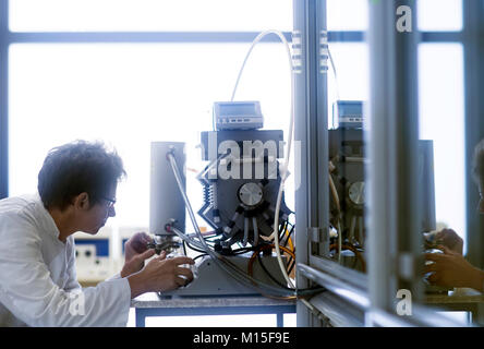 Chemiker Einrichten einer Vakuumpumpe in einem pharmazeutischen Labor. Stockfoto