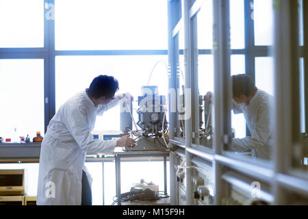 Chemiker Einrichten einer Vakuumpumpe in einem pharmazeutischen Labor. Stockfoto