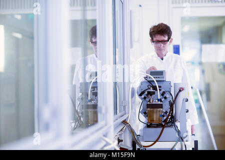 Chemiker Einrichten einer Vakuumpumpe in einem pharmazeutischen Labor. Stockfoto