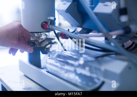 Chemiker Einrichten einer Vakuumpumpe in einem pharmazeutischen Labor. Stockfoto