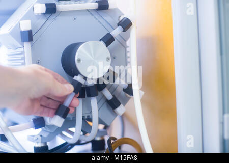 Chemiker Einrichten einer Vakuumpumpe in einem pharmazeutischen Labor. Stockfoto