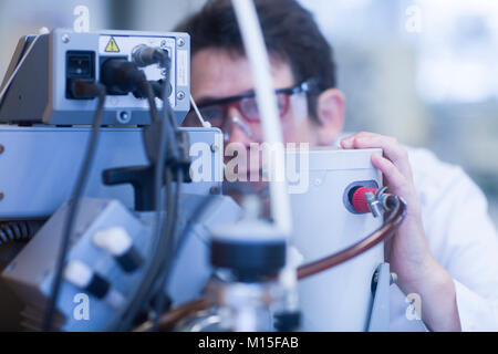 Chemiker Einrichten einer Vakuumpumpe in einem pharmazeutischen Labor. Stockfoto