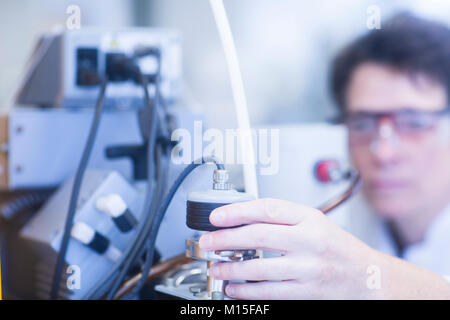 Chemiker Einrichten einer Vakuumpumpe in einem pharmazeutischen Labor. Stockfoto