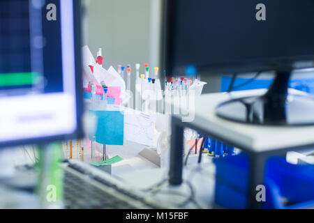 NMR (Nuclear Magnetic Resonance)-Spektroskopie Röhrchen in einem pharmazeutischen Labor. Stockfoto