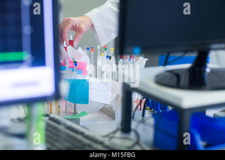 Chemiker mit NMR (Nuclear Magnetic Resonance)-Spektroskopie Röhrchen in der pharmazeutischen Labor. Stockfoto