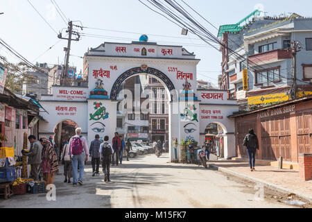 Eingangstor in Patan, Kathmandu, Nepal, Asien an der Puja auf Untersetzer Ghat, Rishikesh, Uttaranchai, Indien Stockfoto