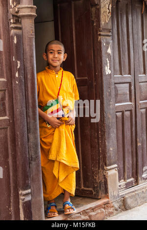 Junge Napalese Hindu Junge an der heiligen Tempel in Patan, Kathmandu, Nepal, Asien an der Puja auf Untersetzer Ghat, Rishikesh, Uttaranchai, Indien Stockfoto