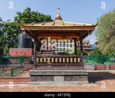 Gebetsmühle station am Heiligen Tempel in Patan, Kathmandu, Nepal, Asien an der Puja auf Untersetzer Ghat, Rishikesh, Uttaranchai, Indien Stockfoto