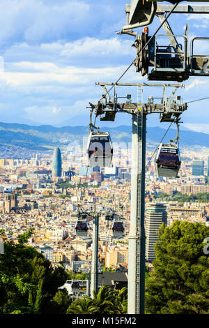 Barcelona, Spanien - 29. Mai 2016: Montjuic Standseilbahn, Panaramic Blick auf Barcelona, Wolkenkratzer Tower Aguas de Barcelona Stockfoto