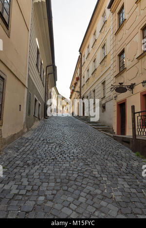 Mittelalterliche Gasse in der Altstadt. Bratislava, Slowakei Stockfoto