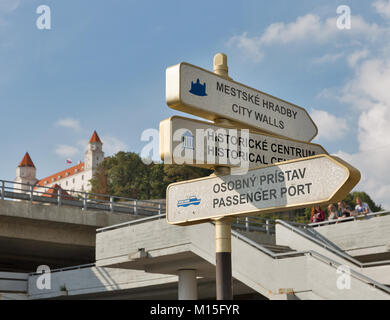 Infos touristische Zeiger Nahaufnahme in der Altstadt von Bratislava, Schild mit Schloss, blauer Himmel und Wolken. Die Slowakei. Stockfoto