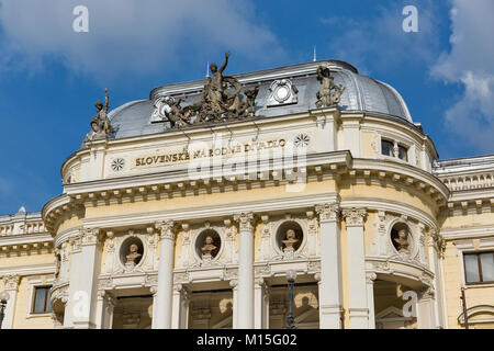 Alte Nationaltheater Fassade in Hviezdoslav Marktplatz in der Altstadt von Bratislava, Slowakei. Stockfoto