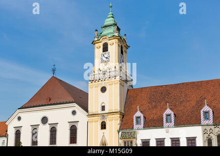 Altes Rathaus Fassade auf Hlavne oder Hauptplatz in Bratislava, Slowakei. Stockfoto
