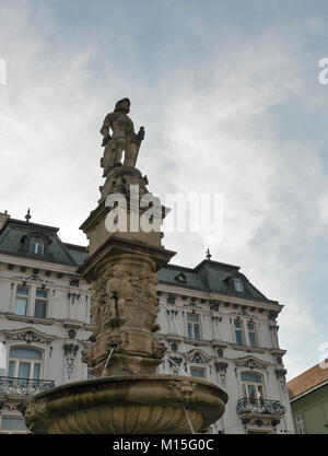 Roland oder Maximilian Brunnen auf Hlavne oder Hauptplatz von Bratislava, Slowakei. Es ist die älteste (1572) und am meisten besuchten Springbrunnen der Stadt. Stockfoto