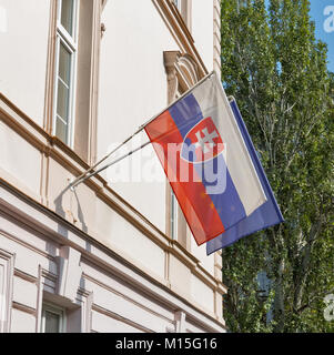 Flaggen in der Slowakei und der Europäischen Union im Freien Nahaufnahme in Bratislava. Stockfoto