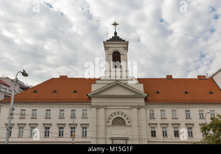 Erzbischof von Office mit Kirche St. Ladislav am Kamenne Square in Bratislava, Slowakei. Stockfoto