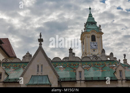 Altes Rathaus turm und das Museum der Geschichte der Stadt an Primacialne Namestie (Primas Square) in Bratislava, Slowakei. Stockfoto