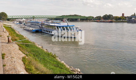 Donau und Passagier touristischen Schiffe in der Nähe der Alten Brücke in Bratislava, Slowakei. Stockfoto