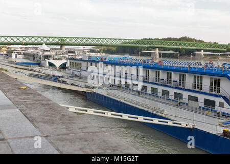 Donau und Passagier touristischen Schiffe in der Nähe der Alten Brücke in Bratislava, Slowakei. Stockfoto