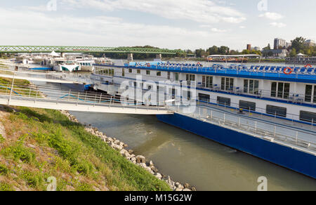 Donau und Passagier touristischen Schiffe in der Nähe der Alten Brücke in Bratislava, Slowakei. Stockfoto