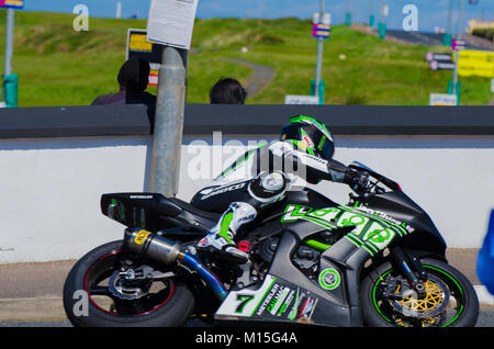 Portstewart, Co.Londonderry, Nordirland. 13. Mai 2014 Ein Fahrer beendet York Ecke auf der Internationalen NW 200 Stockfoto