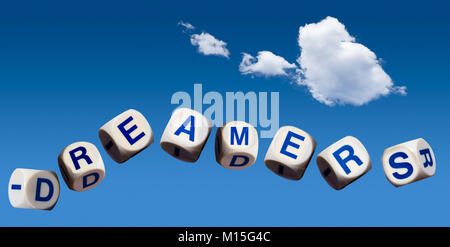 Träumer Konzept mit Rechtschreibung Buchstaben auf blauem Himmel Stockfoto