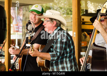 Zwei Gaukler in ein Mikrofon an der 46. jährlichen Country Music Festival, Tamworth Australien singen. Stockfoto