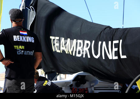 Die Stadt Alicante, Spanien. 20 Okt, 2017. Volvo Ocean Race 2017-18. Skipper bouwe Bekking, auf Mannschaft Brunel, bereit, eine Schulung in der Bucht von Alicante zu haben. Credit: Jose Luis Ortin/Pacific Press/Alamy leben Nachrichten Stockfoto