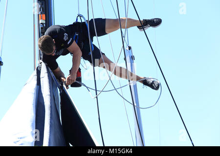 Die Stadt Alicante, Spanien. 20 Okt, 2017. Volvo Ocean Race 2017-18. Crew Mitglied Umgang mit Seilen Credit: Jose Luis Ortin/Pacific Press/Alamy leben Nachrichten Stockfoto