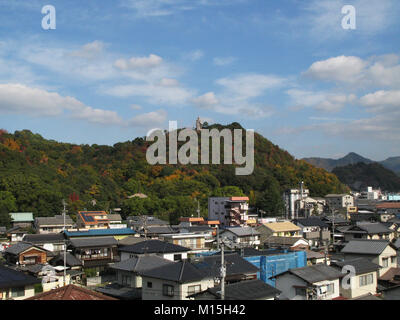 Buddah blickt auf ishite Stadt, Matsuyama, Ehime, Japan Stockfoto