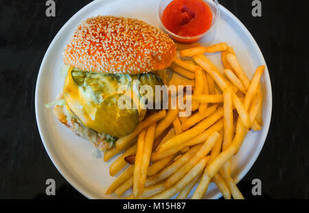 Ein Burger und Pommes frites, der Oberste von Alvin Cailan für Köche Club in SoHo, New York City konzipiert Stockfoto