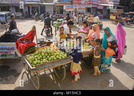 Obst Straßenhändler in Udaipur, Rajasthan, Indien Stockfoto