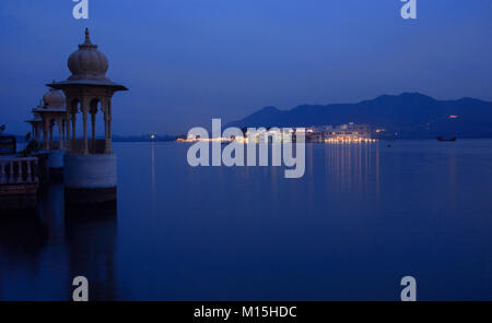 Blick auf die Jag Niwas Lake Palace Hotel auf dem Pichola-see an der blauen Stunde, Udaipur, Rajasthan, Indien Stockfoto