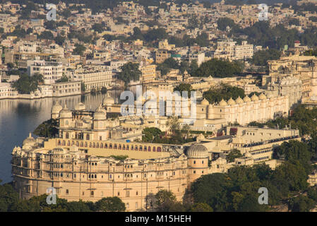 Die majestätische Stadt Palast auf See Pichola, Udaipur, Rajasthan, Indien Stockfoto