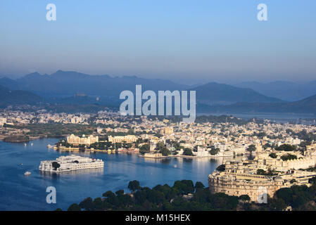Die majestätische Stadt Palast auf See Pichola, Udaipur, Rajasthan, Indien Stockfoto