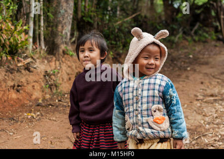 KENGTUNG, MYANMAR - NOVEMBER, 2016: ländliche Szene in der Nähe von Keng Tung Stockfoto