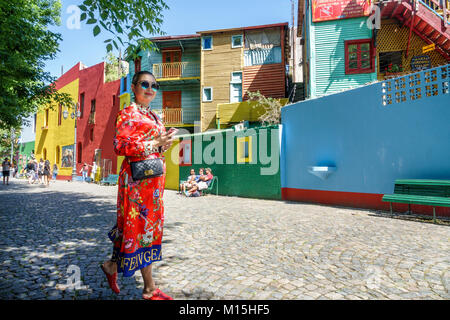 Buenos Aires Argentinien, Caminito Barrio de la Boca, Straßenmuseum, Immigrantenviertel, hell gestrichene Gebäude, asiatische Frau weibliche Frauen, Wandern, seine Stockfoto