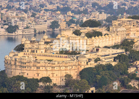 Die majestätische Stadt Palast auf See Pichola, Udaipur, Rajasthan, Indien Stockfoto