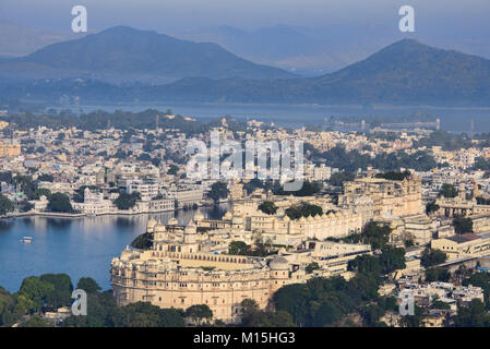 Die majestätische Stadt Palast auf See Pichola, Udaipur, Rajasthan, Indien Stockfoto