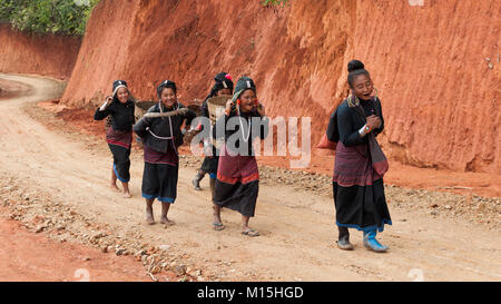 KENGTUNG, MYANMAR - NOVEMBER, 2016: Die Hügel in der Nähe von Keng Tung werden von stammesdörfer unterschiedlicher Traditionen und etnicity besiedelt. Stockfoto