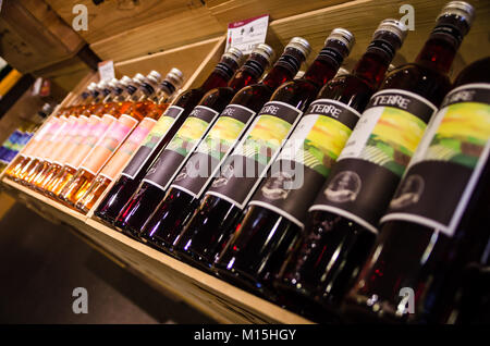 Flaschen der japanischen Wein Weingüter auf Furano, Hokkaido, der nördlichsten Insel Japans produziert. Furano Weingut ist für die Öffentlichkeit zugänglich. Stockfoto