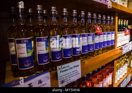 Flaschen der japanischen Wein Weingüter auf Furano, Hokkaido, der nördlichsten Insel Japans produziert. Furano Weingut ist für die Öffentlichkeit zugänglich. Stockfoto