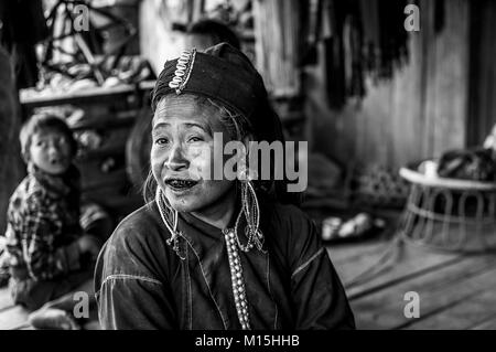 KENGTUNG, MYANMAR - NOVEMBER, 2016: Die Hügel in der Nähe von Keng Tung werden von stammesdörfer unterschiedlicher Traditionen und etnicity besiedelt. Stockfoto