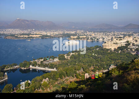 Blick auf die Stadt Palast, Lake Palace, Monsoon Palast und See Pichola, Udaipur, Rajasthan, Indien Stockfoto