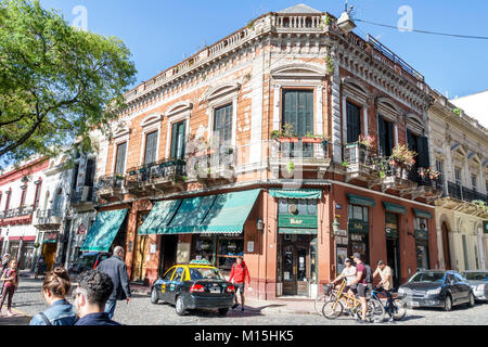 Buenos Aires Argentinien, San Telmo Plaza Dorrego, historisches Zentrum, Dorrego Cafe, Bar, Bars, Lounge Pub, Außenansicht, Taxi, Fahrradfahrräder, Fahrräder, Fahrradfahrräder Stockfoto