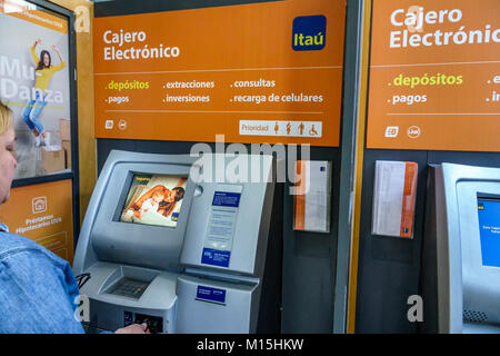 Buenos Aires Argentinien, San Telmo, ITAU Bank, Bankwesen, Geldautomat, automatischer Geldautomat, Schild, Spanisch, weibliche Frauen, Hispanic, ARG171122302 Stockfoto