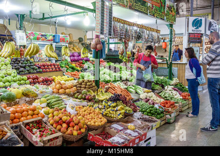 Buenos Aires Argentinien, Mercado San Telmo, überdachte Markthalle, Produkte, Kiosk, Verkäufer verkaufen Verkauf, Stände Stand Markt Obst, Gemüse, m Stockfoto