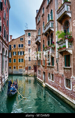 Venedig, Italien, 20. Mai 2017: Dies ist eine Ansicht aus einer Brücke, der einige schöne und romantische Architektur und Kanäle in der Stadt Venedig, mit touristischen Stockfoto