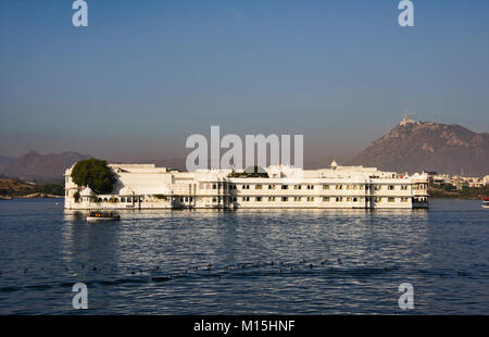 Die atemberaubende Jag Niwas Lake Palace Hotel auf dem Pichola-see, Udaipur, Rajasthan, Indien Stockfoto